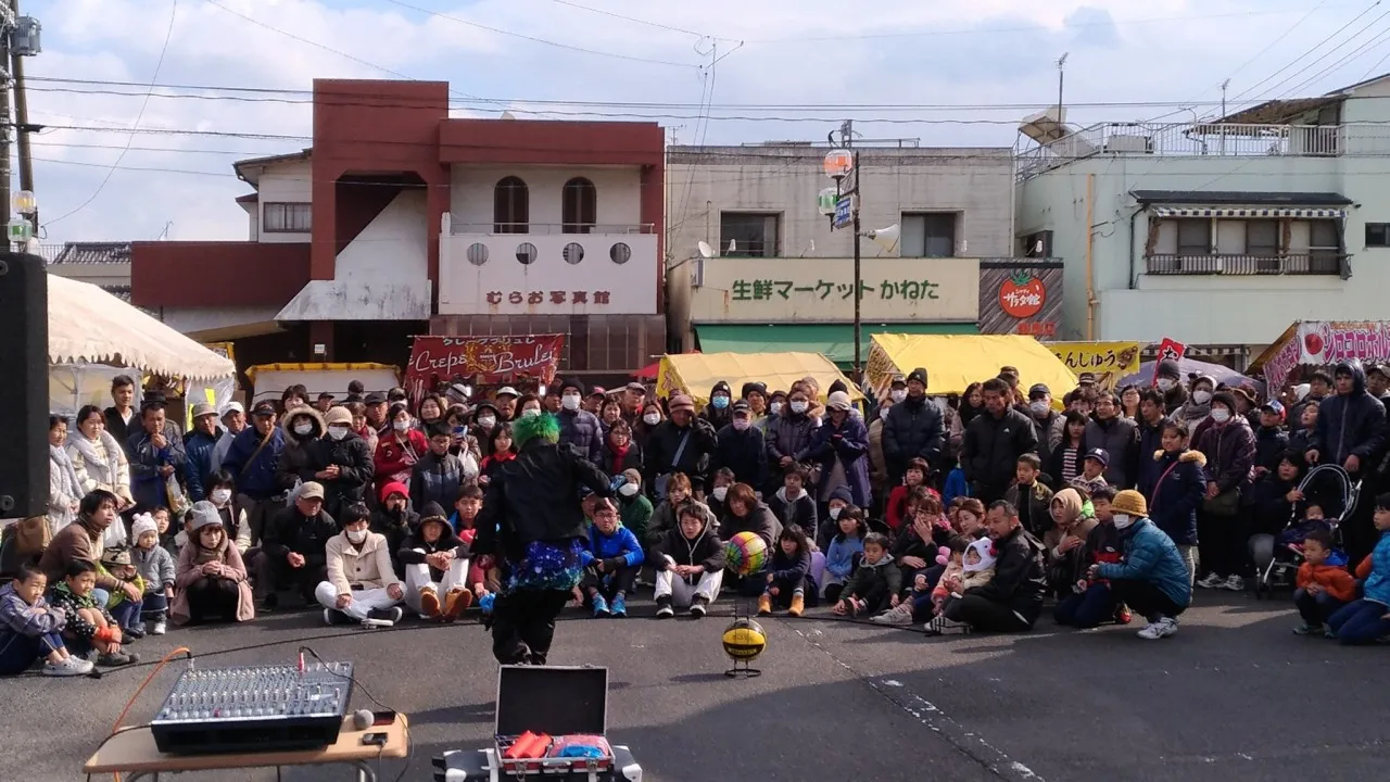 ノックスによる鹿児島県鹿屋市くしら二十三や市での大道芸ショー