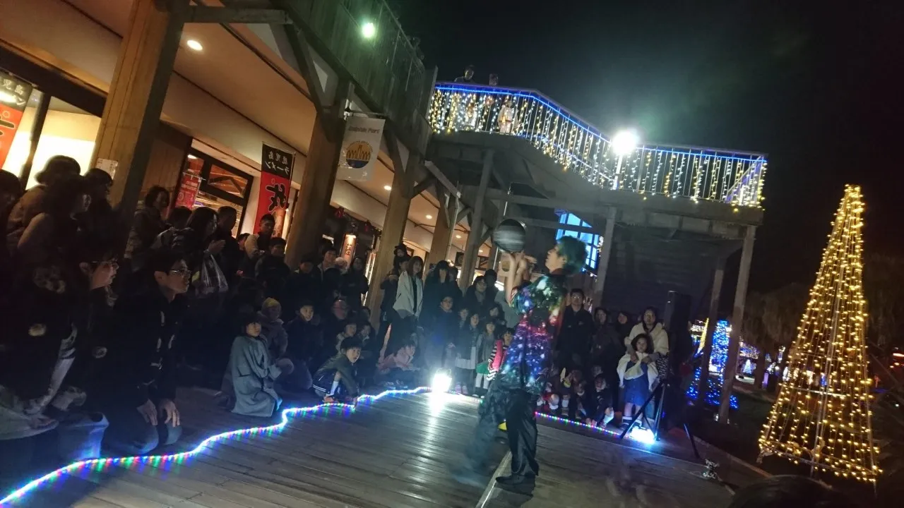 ノックスによる鹿児島県鹿児島市ドルフィンポートでの大道芸ショー