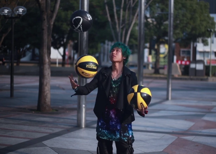 ノックスによるバスケットボール3個を使ったジャグリング